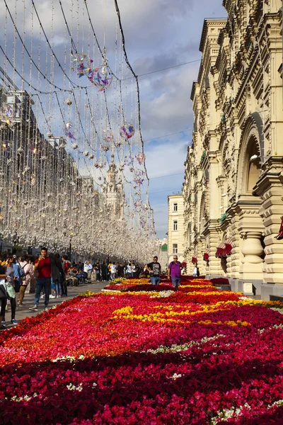 Blick auf Kaugummi und Blumenbeete neben der Fassade. — Stockfoto