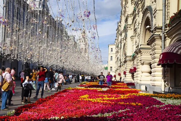 Blick auf Kaugummi und Blumenbeete neben der Fassade. — Stockfoto