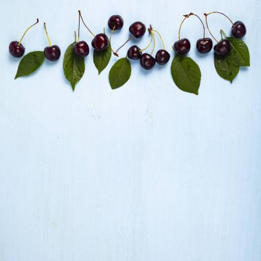 Ahşap bir masada olgun tatlı kiraz