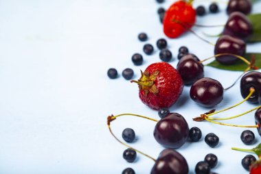 Yaban mersini, kiraz ve çilek yakın çekim.