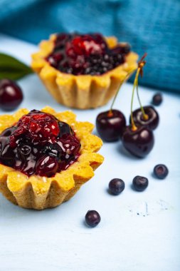 Küçük berry kek ve olgun çilek