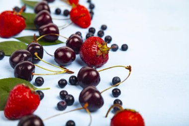 Yaban mersini, kiraz ve çilek yakın çekim.