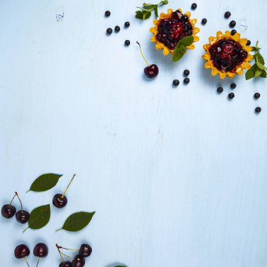 Küçük berry kek ve olgun çilek