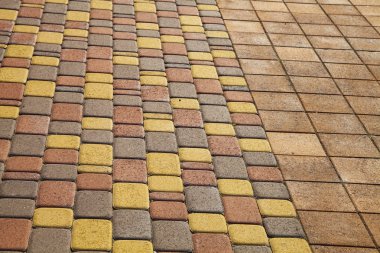 Kahverengi kaldırım levhaları ile turuncu 