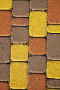 Kahverengi kaldırım levhaları ile turuncu 