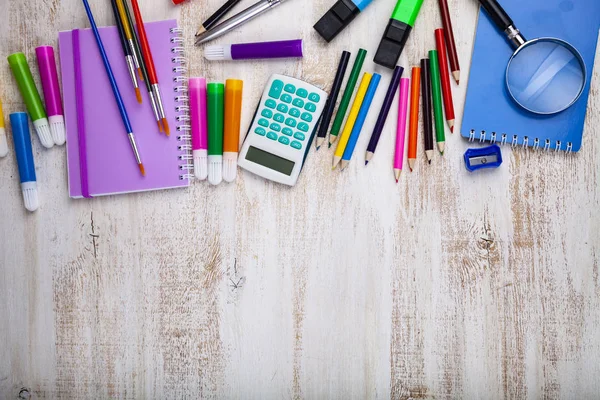 Items voor de school op een houten tafel. — Stockfoto