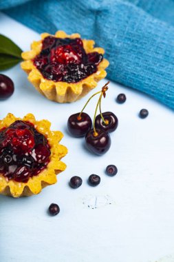 Küçük berry kek ve olgun çilek