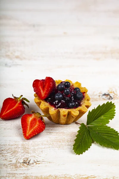 Small berry cake and and strawberries — Stock Photo, Image