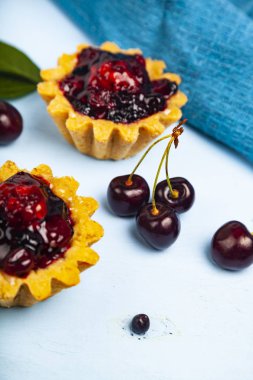 Küçük berry kek ve olgun çilek