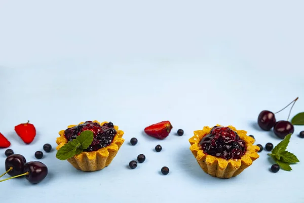 Pastel de bayas y bayas maduras — Foto de Stock