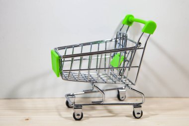 Beyaz arka planda alışveriş arabası