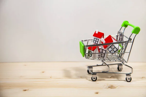 Carrito de compras y casas . — Foto de Stock