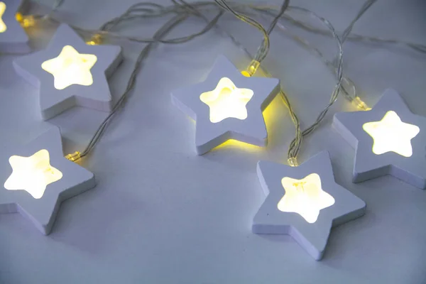 Lichtergirlanden zu Weihnachten. — Stockfoto