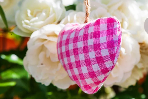 Coração Rosa Rosas Brancas Jardim Símbolo Amor Belas Flores — Fotografia de Stock