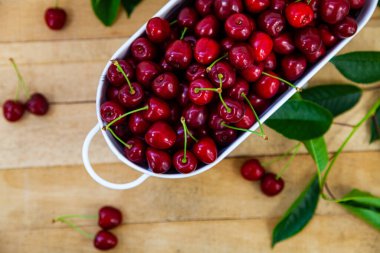 Ahşap arka planda olgun, tatlı kirazlar. Lezzetli böğürtlen Durgun hayat.
