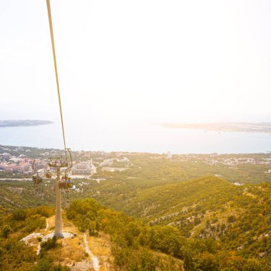 Bir Gelendzhik körfezi manzaralı. Karadeniz. Rusya 'dan dağa..