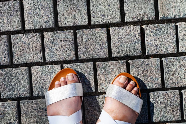 Jambes Féminines Sandales Sur Trottoir Pierre Gros Plan — Photo