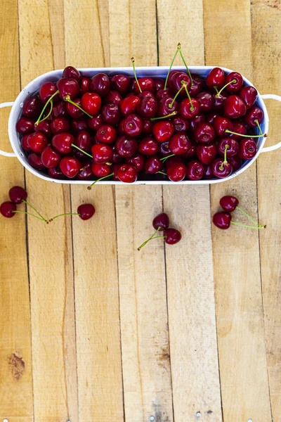 Reife Süßkirschen Auf Einem Hölzernen Hintergrund Draufsicht Leckere Beeren Stillleben — Stockfoto