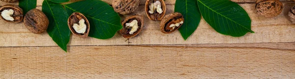 Орехи Листья Деревянном Столе Место Текста — стоковое фото