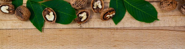 Nueces Hojas Sobre Una Mesa Madera Border Lugar Para Texto — Foto de Stock