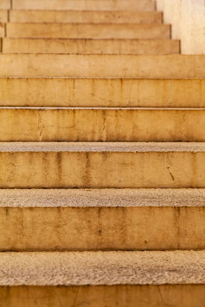 Escalera Piedra Cerca Escalones Amarillos Parque Fragmento — Foto de Stock