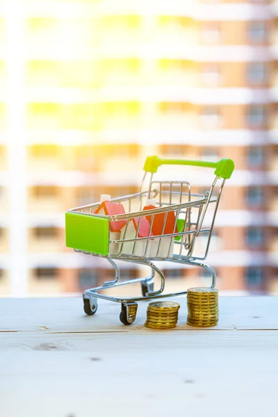 Haus Einem Einkaufswagen Auf Dem Hintergrund Eines Bau Befindlichen Gebäudes — Stockfoto