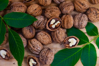 Ceviz ve yapraklar ahşap bir masada. Fındık hasatı..