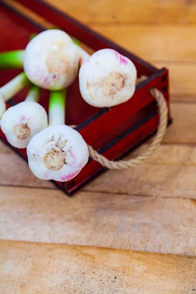 Aglio Una Scatola Uno Sfondo Legno Raccolta Verdure — Foto Stock