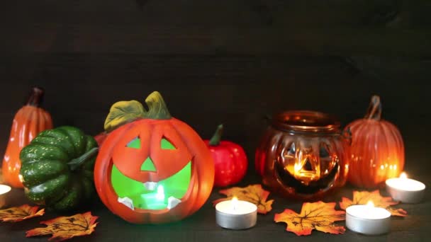 Halloween Calabazas Velas Brillan Oscuridad Bodegón Con Calabazas Hojas Otoño — Vídeos de Stock