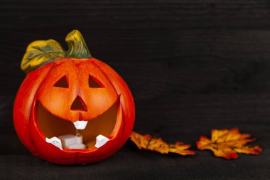 Cadılar Bayramı. Balkabağı ve sonbahar yaprakları. Ahşap bir arka planda balkabağıyla hayat