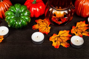 Cadılar Bayramı. Balkabakları karanlıkta parlar. Balkabakları, mumlar ve sonbahar yapraklarıyla dolu bir hayat.