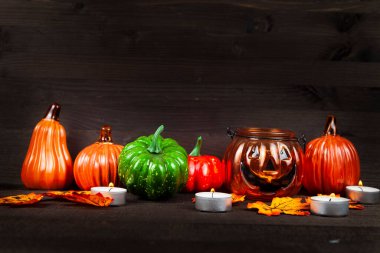 Cadılar Bayramı. Balkabakları karanlıkta parlar. Balkabakları, mumlar ve sonbahar yapraklarıyla dolu bir hayat.