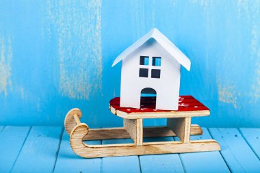 Ev kızağın üstünde. Mülk almak. Kavram.