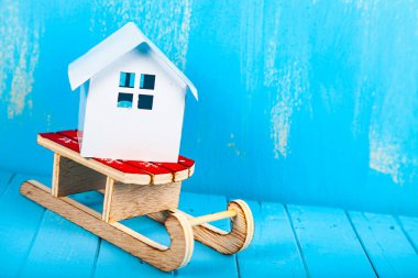 Ev kızağın üstünde. Mülk almak. Kavram.