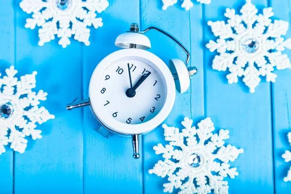 Bodegón Navidad Reloj Copos Nieve Sobre Fondo Madera Azul Vista — Foto de Stock