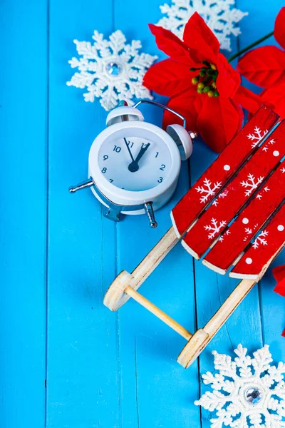 Noël Nature Morte Horloge Sur Traîneau Sur Fond Bois Bleu — Photo