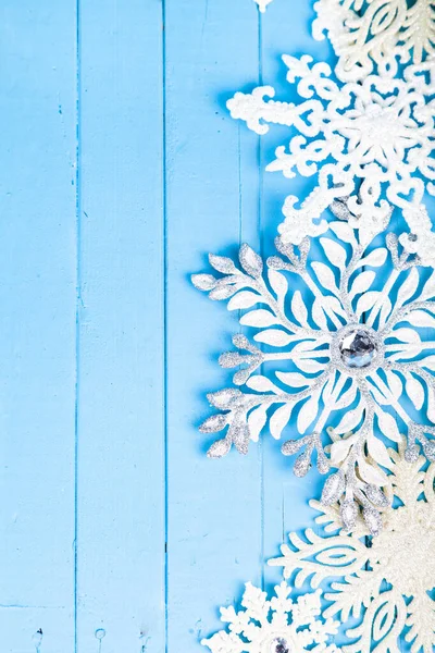 Natale Fiocchi Neve Uno Sfondo Legno Blu Bellissimo Sfondo Festivo — Foto Stock