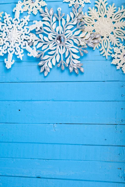 Weihnachten Schneeflocken Auf Blauem Holzgrund Schöner Festlicher Hintergrund — Stockfoto