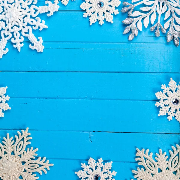 Kerstmis Sneeuwvlokken Een Blauwe Houten Ondergrond Prachtige Feestelijke Achtergrond Frame — Stockfoto