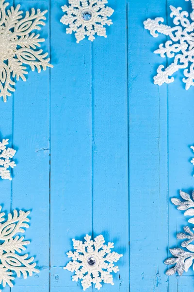 Kerstmis Sneeuwvlokken Een Blauwe Houten Ondergrond Prachtige Feestelijke Achtergrond Frame — Stockfoto