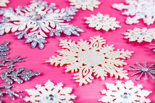 Kerstmis Sneeuwvlokken Een Roze Houten Ondergrond Mooie Feestelijke Achtergrond — Stockfoto