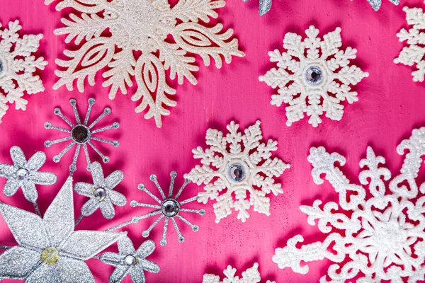 Natale Fiocchi Neve Uno Sfondo Legno Rosa Bellissimo Sfondo Festivo — Foto Stock