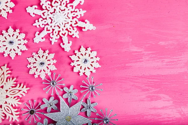 Natale Fiocchi Neve Uno Sfondo Legno Rosa Bellissimo Sfondo Festivo — Foto Stock