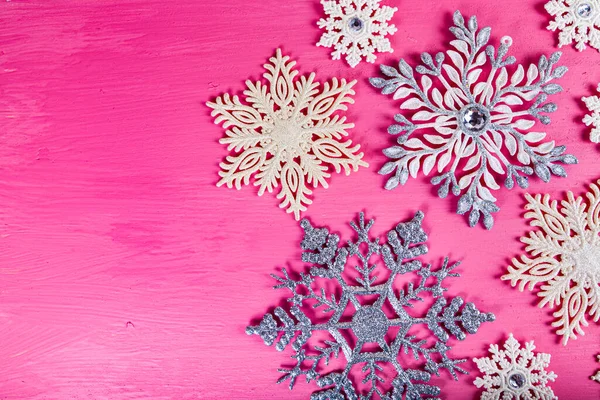 Weihnachten Schneeflocken Auf Rosa Holzgrund Schöner Festlicher Hintergrund — Stockfoto