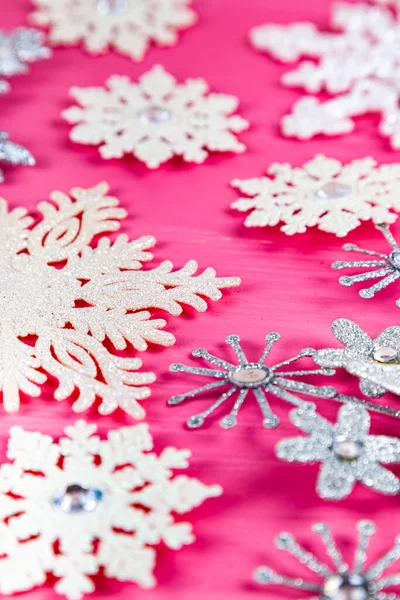 Kerstmis Sneeuwvlokken Een Roze Houten Ondergrond Mooie Feestelijke Achtergrond Stockfoto