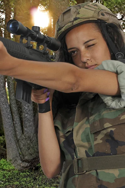 Belle Jeune Femme Soldat Avec Fusil Assaut — Photo