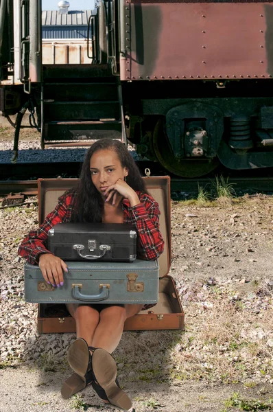 Mooie Jonge Vrouw Vakantie Met Een Vintage Koffer — Stockfoto