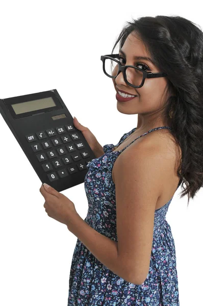 Młodzi Beayutiful Robi Matematyki Pomocą Kalkulatora Znacznie Przewymiarowany Elektroniczny Mathamatics — Zdjęcie stockowe