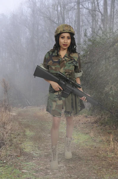 漂亮的年轻女兵拿着冲锋枪 — 图库照片