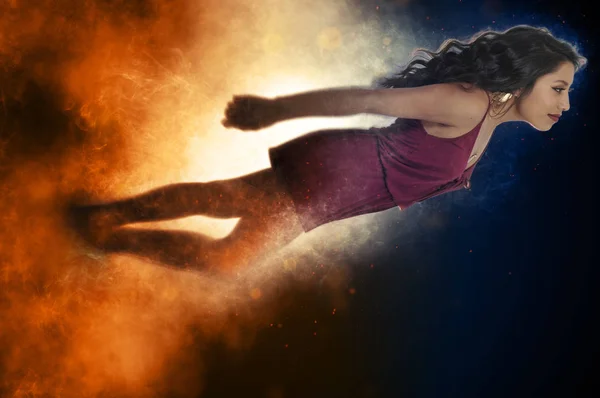 Vacker Ung Kvinna Flygande Eller Fallande Genom Luften — Stockfoto
